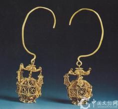 明代金灯笼耳坠(图片来自作家孟晖微博)