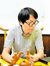 图为张明强在深圳与紫砂爱好者交流。(受访者供图)
