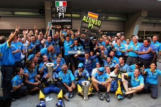 图文-雷诺如愿加冕车队冠军雷诺全队集体大庆祝